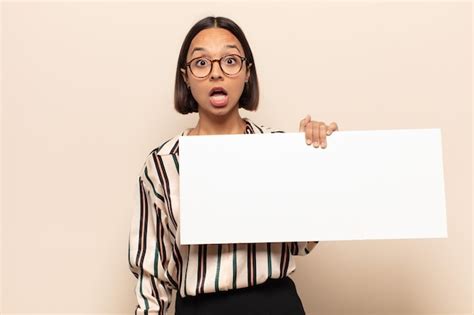 Mujer Latina Joven Que Parece Muy Consternada O Sorprendida Mirando Con La Boca Abierta
