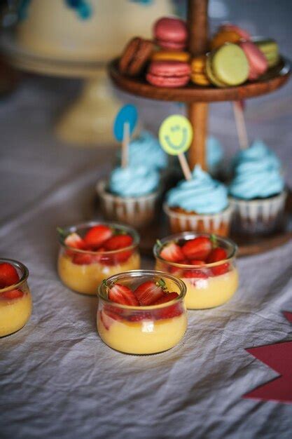 Una Mesa Con Cupcakes Y Un Puesto De Pasteles Con Cupcakes Azules