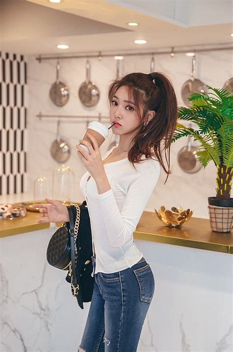 Cewek Korea Dengan Lingerie Bikini Dan Pakaian Sports Sempak Becek