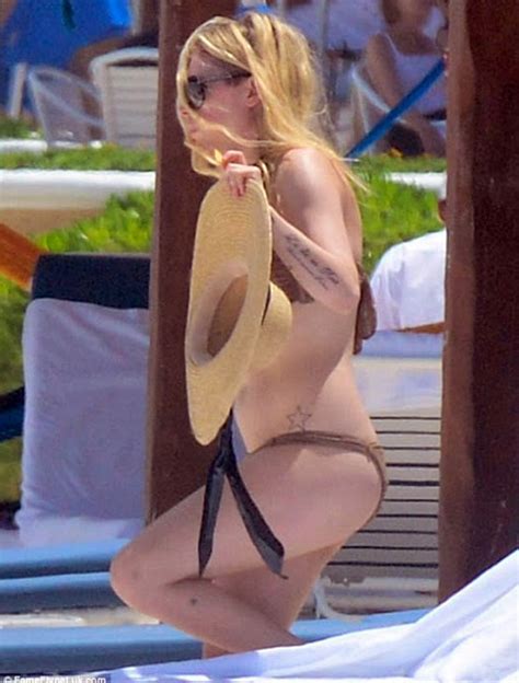 Avril Lavigne Nude In Leaked Porn And Private Pics Scandal Planet