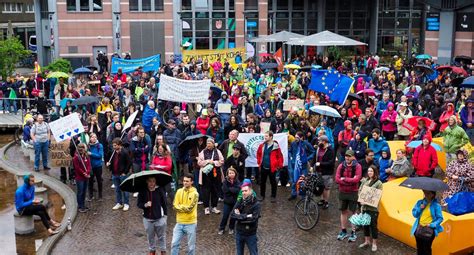 Im Nieselregen F Rs Klima Fridays For Future Demonstriert In Karlsruhe