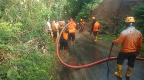 Bpbd Waspada Tanah Labil Tebing Longsor Tutup Jalan Penghubung Dua