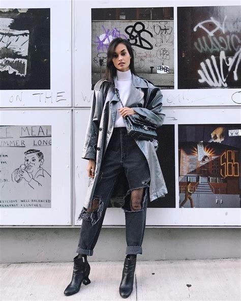 Thời trang Cách mix quần jeans của Sao Việt với tất lưới hot nhất dải thiên hà
