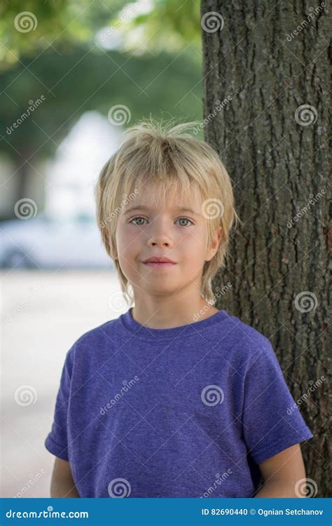 Portret Van Een Jonge Jongen Voor Een Boom Stock Foto Image Of Nadruk