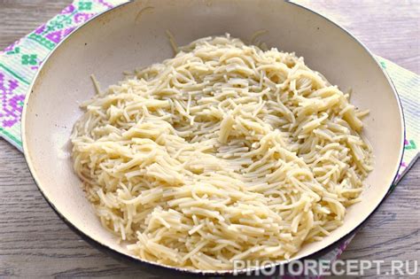 Вермишель с сыром и зеленью на сковороде - рецепт приготовления