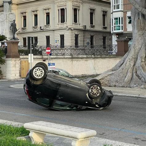 Reggio Rocambolesco Incidente Auto Si Ribalta Sul Lungomare