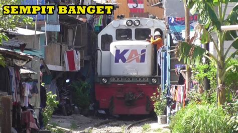 Kereta Kontainer Berjalan Di Jalan Jalan Kecil Pedalaman Tanjung Priuk