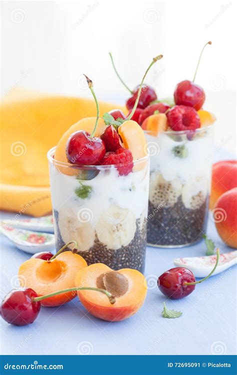 Chia Pudding Avec Du Yaourt Et Des Fruits Image Stock Image Du