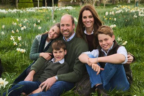 Prince William and Kate release this year's Royal Christmas card - BBC ...