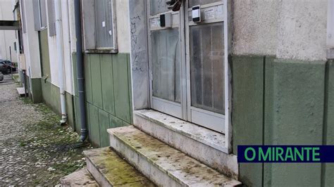 O MIRANTE Moradores queixam se dos maus cheiros de loja fechada há