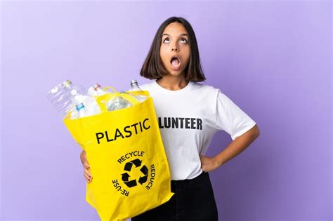 Joven Latina Sosteniendo Una Bolsa De Reciclaje Llena De Papel Para Reciclar Foto Premium