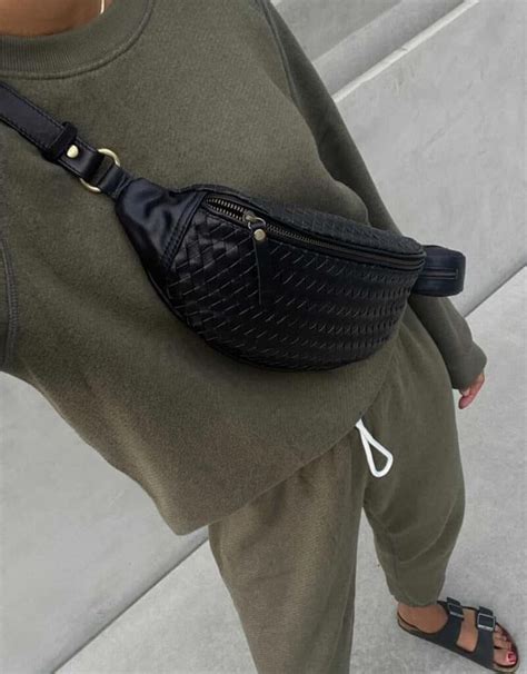 How To Wear A Belt Bag in 2024 (19+ Chic & Modern Outfit Ideas) | Belt ...