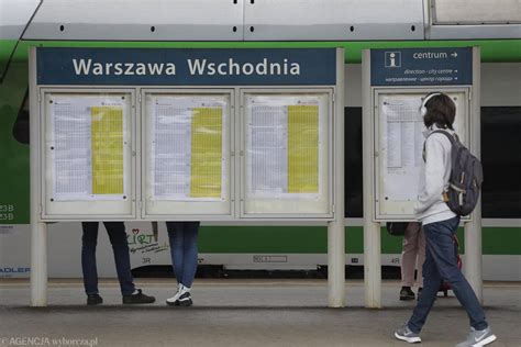 PKP w Warszawie Nieczytelne rozkłady pociągów