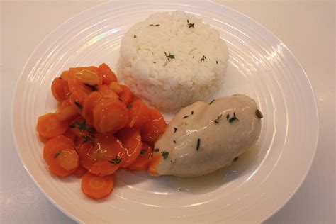 Poulet Poch Carottes Et Sauce Un Plat L Ger Et Savoureux Mesdelices Fr