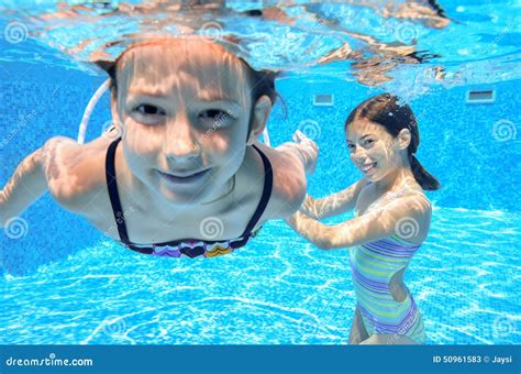 Glückliche Kinder Schwimmen Im Pool Unter Wasser Die Schwimmenden