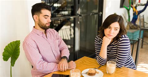 11 Little Known Body Language Signs That Signal A Lack Of Romantic