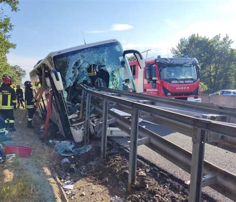 Grave Incidente In A Pullman Di Turisti Incastrato Nel Guardrail Un