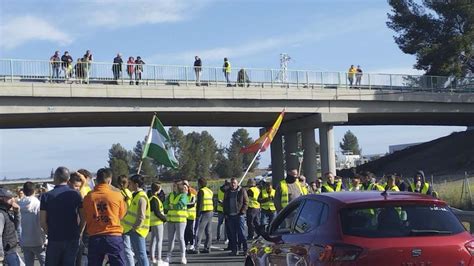 Cortes de carreteras en el primer día de paro indefinido de