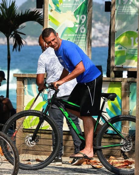 Marcos Pasquim Dispensa M Scara E Pedala Pela Orla Da Barra Da Tijuca