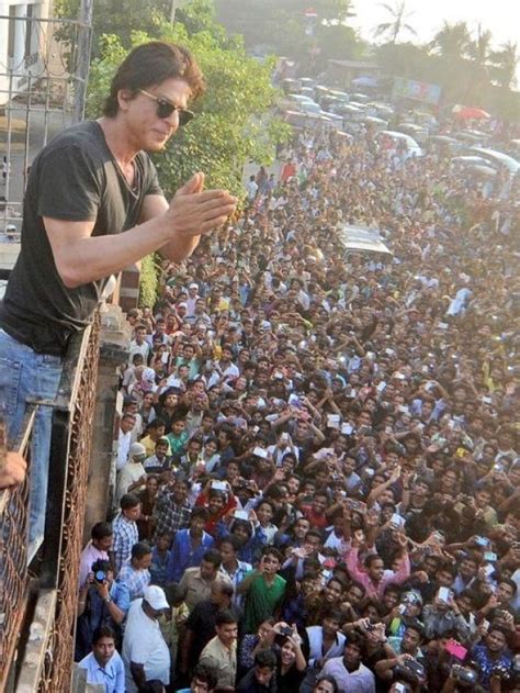 Shah Rukh Khan greets fans outside Mannat ahead of ‘Pathaan’s’ release