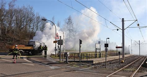 Zwischen Autobahn Und Saarbahn Lkw Geht In Saarbr Cken In Flammen Auf