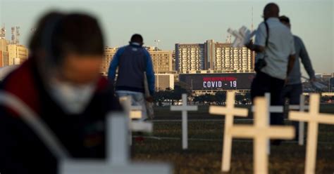 Visão Covid 19 Mil cruzes em frente ao Congresso recordam a