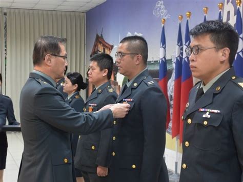 陸勤部航勤廠月會表彰績優 強化機密維護觀念 即時軍聞 陸勤部航勤廠月會表彰績優 強化機密維護觀念 青年日報