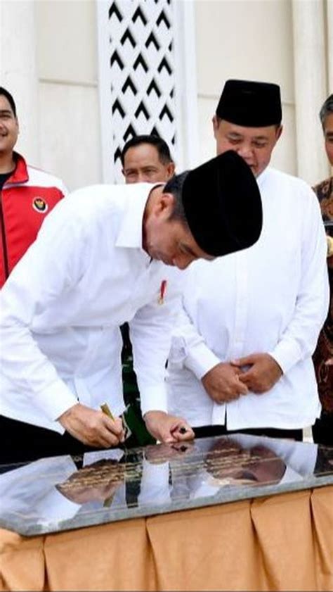 Telan Anggaran Rp Miliar Dari Apbd Jokowi Resmikan Masjid Agung