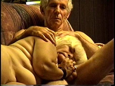 Super chaud sucer sur le canapé XVIDEOS