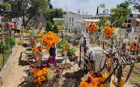 D Ademuertos Acuden Familias A Cementerios Para Convivir Con Sus