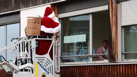 Le P Re No L Rend Visite Aux Enfants Hospitalis S Lisieux Pour