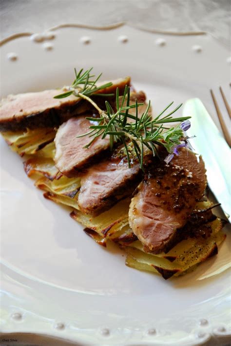 Magro de cerdo a baja temperatura con patatas dominó y aliño de mostaza