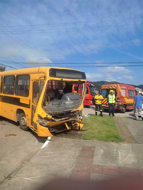 V Deo Nibus Escolares Colidem E Deixam Pelo Menos Quatro Pessoas