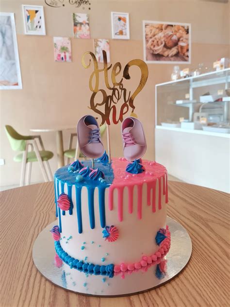 Custom Cake Inches Gender Reveal Drip Cake Pipie Co Bread Cake