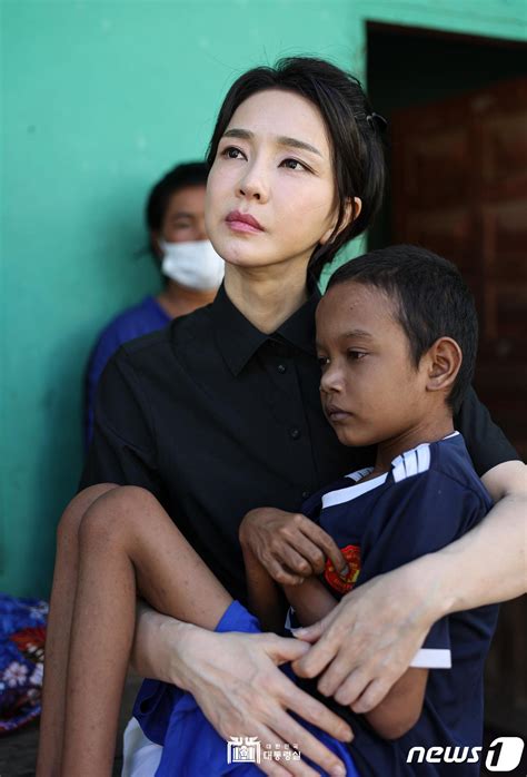 아이 끌어안은 김건희 여사 네이트 뉴스