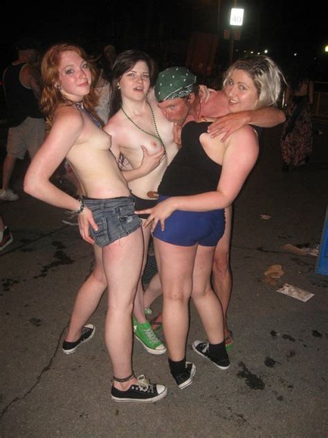 Tits out on the street Zdjęcie Porno