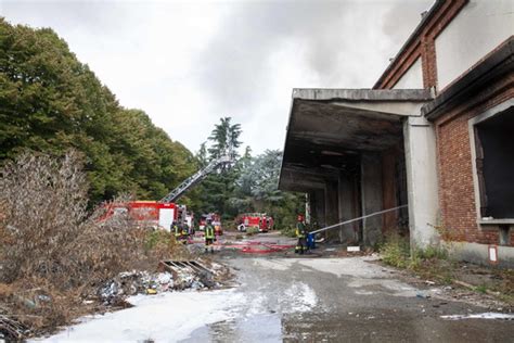 Incendio Nellex Snia Di Varedo Monza Bruciano Tonnellate Di Rifiuti