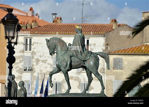 Estatua Ecuestre De Napole N Bonaparte Como Emperador Romano En El