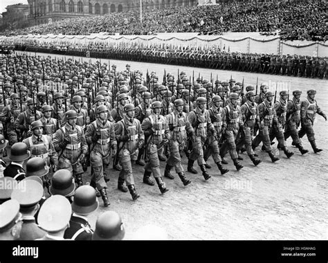 Parata Militare Della Wehrmacht In Occasione Di Hitler Il Compleanno Di