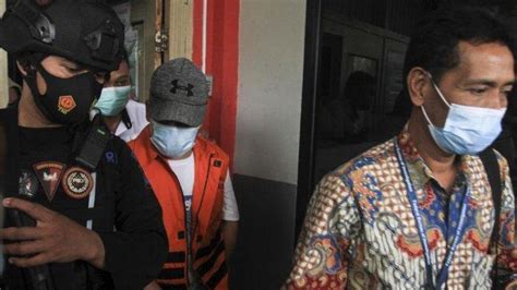 Ketika Wakil Bupati Oku Dilantik Dengan Kenakan Rompi Tahanan Dan