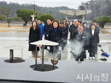 전진숙 광주북구을 민주당 국회의원 후보 첫 공식일정으로 518 민주묘지 참배 시사의창