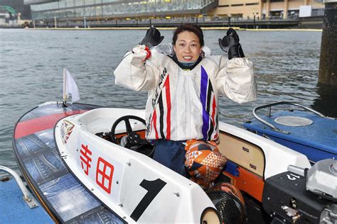 ボートレースの第3回レディースオールスターで優勝し、ポーズを決める寺田千恵 ― スポニチ Sponichi Annex ギャンブル