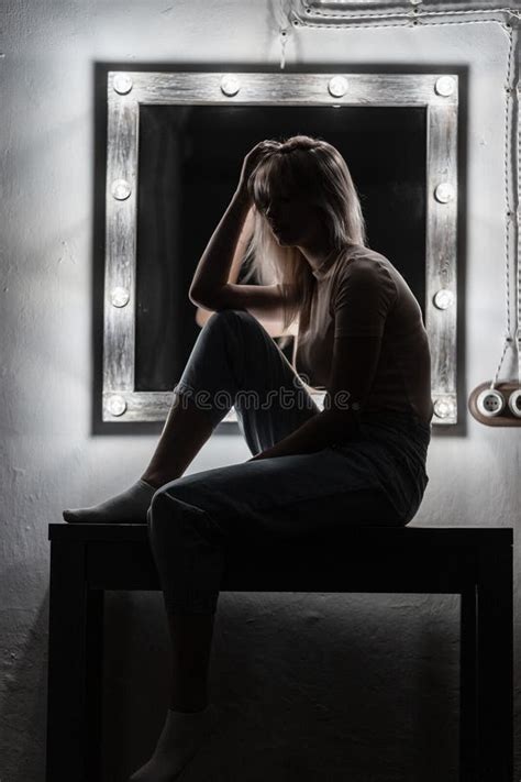 Moderne Sexy Schöne Junge Blonde Frau Mit Einer Stilvollen Frisur in Einem Modernen T Shirt in