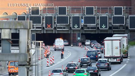 A7 In Hamburg Lange Staus Vor Dem Elbtunnel Richtung Norden WELT