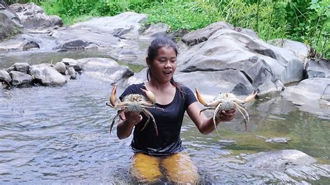 Survival In The Forest Found Catch Two Big Crab Grilled Crab With