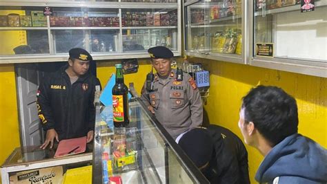 Polisi Sita Ribuan Botol Miras Di Garut