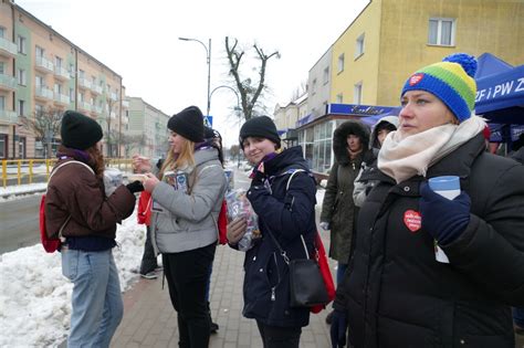 Kwestowanie malowanie wiosłowanie Iława gra z WOŚP od samego