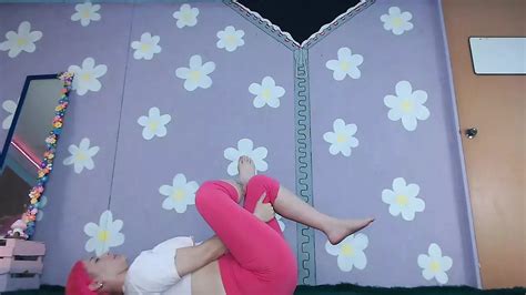 Nettes latina milf yoga training blankziehen große möpse nip rutschen durchsichtige leggings