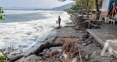 Tanggul Penahan Ombak Pantai Citepus Sukabumi Ambruk Dihantam Gelombang