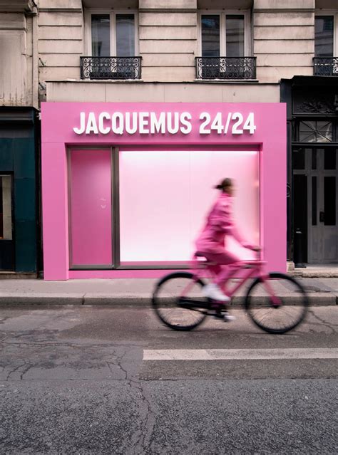 Jacquemus Son Obsession Pour Le Rose Prend Un Nouveau Tournant Avec